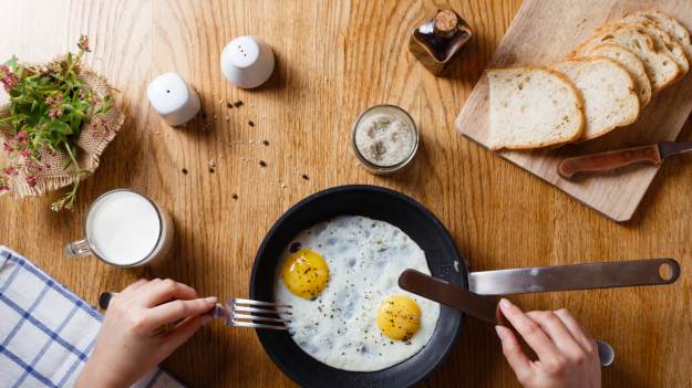 Na jakim tłuszczu smażyć jajka? Ekspertka..
