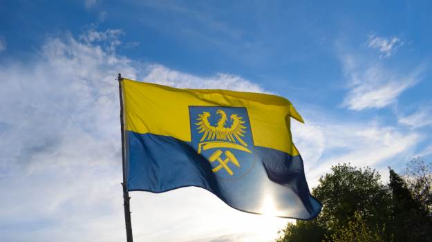 Nie gwara czy dialekt, ale język. W Polsce godo..